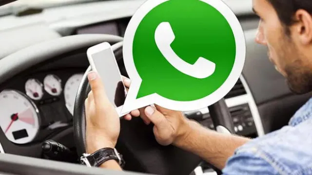 Lo ideal es no usar el celular mientras conduces, pero tu teléfono puedes leer tus mensajes de WhatsApp en voz alta.