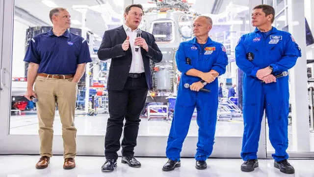 SpaceX founder Elon Musk (2nd L) addresses the media alongside NASA Administrator Jim Bridenstine (L), and astronauts Doug Hurley (2nd R) and Bob Behnken (R), during a press conference announcing new developments of the Crew Dragon reusable spacecraft, at SpaceX headquarters in Hawthorne, California on October 10, 2019. (Photo by Philip Pacheco / AFP)