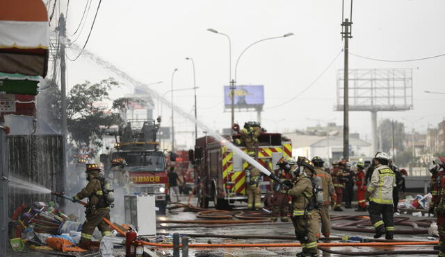Alrededor de 23 unidades de bomberos llegaron hasta el lugar. Foto: Antonio Melgarejo/ La República