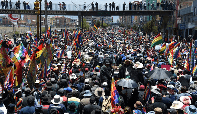 Procesión funeraria de ocho seguidores del expresidente boliviano Evo Morales, en La Paz. (AFP)