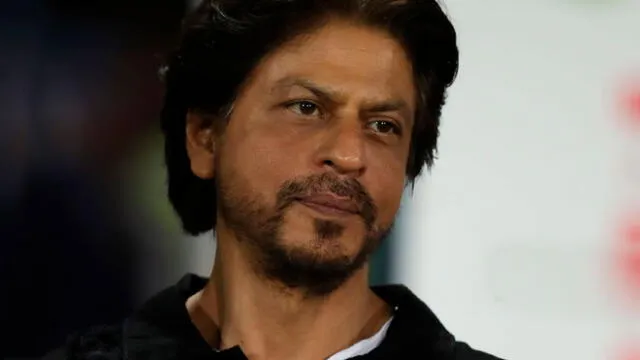 Shah Rukh Khan se califica como una persona 'solitaria y feliz', temiendo convertirse en 'solitario y triste' si se convierte en director de cine.