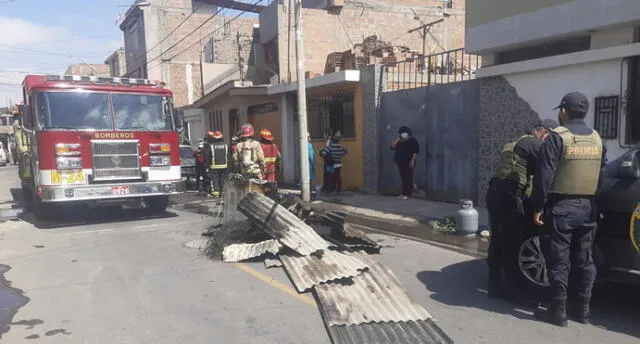Bomberos llegaron para terminar de apagar el fuego en Tacna. Anciana y los niños quedaron ilesos. Foto: La República.