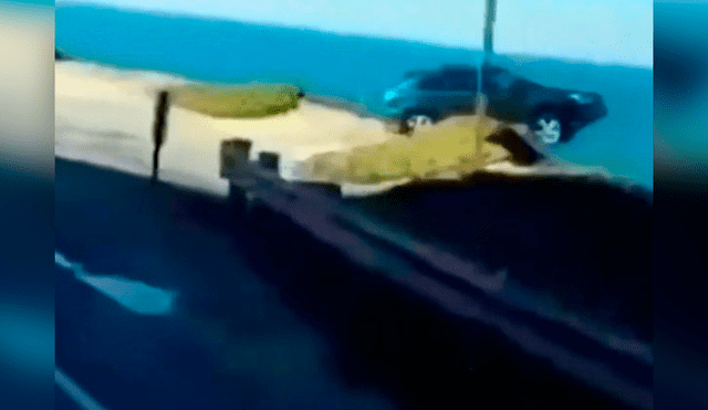 Conductor graba el instante que auto cae a un acantilado y desaparece en el mar [VIDEO]