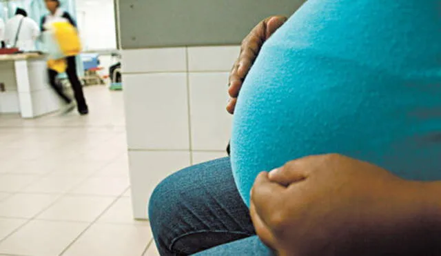 Comas: Mujer da a luz en el baño de un hospital [VIDEO]