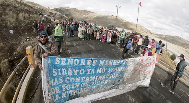 Bloquean pase a vehículos de mineras en Sibayo