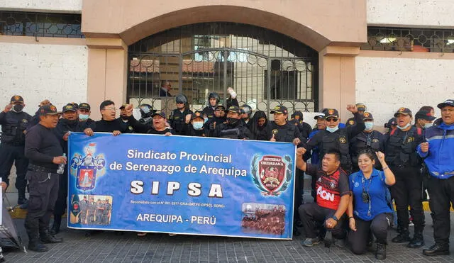 Protesta del personal de Seguridad Ciudadana de la Municipalidad de Arequipa. Foto: composición LR/La República