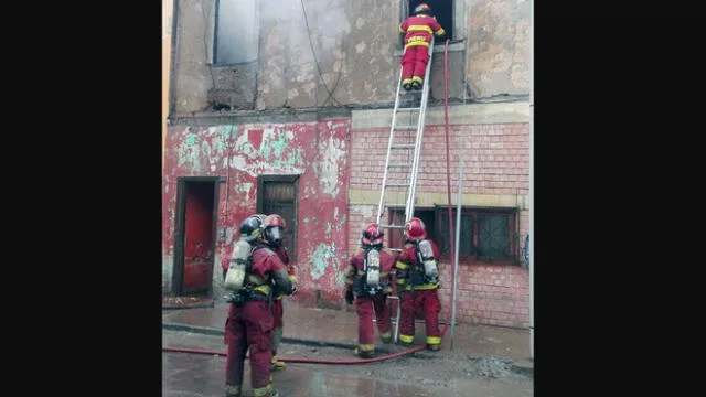 Bomberos sofocan incendio en antigua casona del Callao