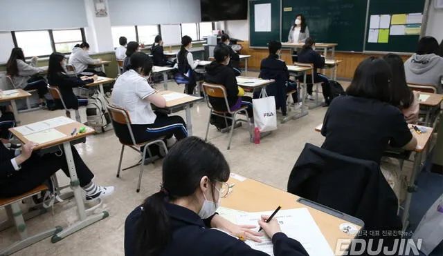Estudiantes surcoreanos durante los simulacros para el CSAT. Foto referencial/Edujin Kr
