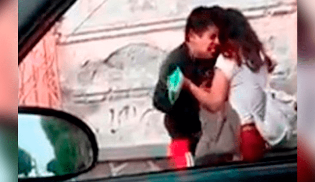 Joven es golpeado por su novia en una calle y logra escapar [VIDEO]