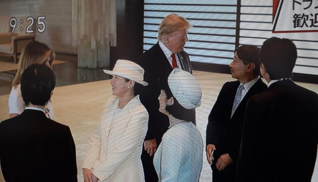 Trump, primer presidente extranjero que estrecha la mano del emperador Naruhito