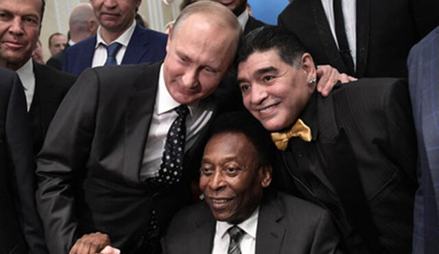 El 'Pelusa' y 'O Rei' se juntaron en el sorteo del Mundial Rusia 2018. Foto: AFP.