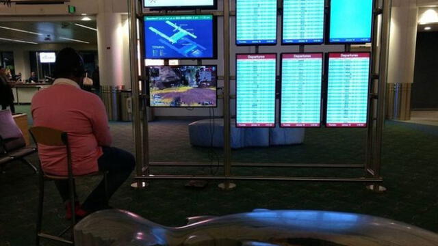 Viajero conecta su PS4 a pantallas de aeropuerto para jugar Apex Legends y se hace viral