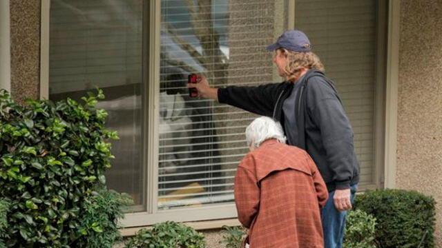 Captan a ancianos comunicándose a través de un vidrio por coronavirus [FOTOS]