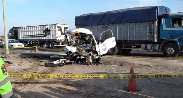 Siete muertos y varios heridos deja el choque entre combi y tráiler.