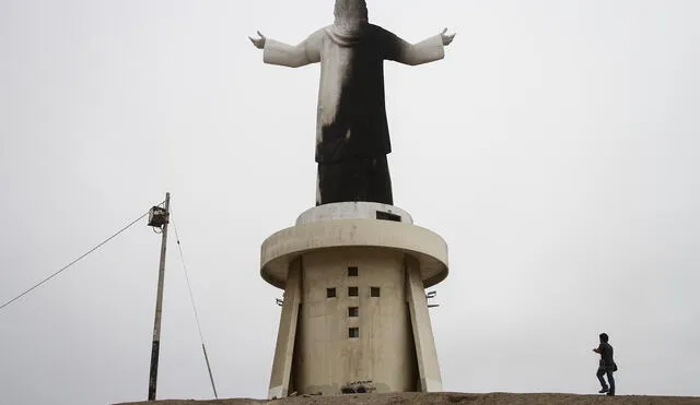 Incendio afectó estructura del Cristo del Pacífico en Morro Solar de Chorrillos