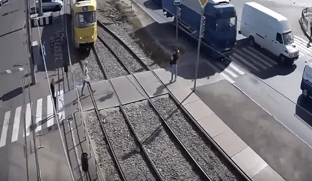YouTube: mujer distraída con su celular fue arrollada por tren en Ucrania [VIDEO]