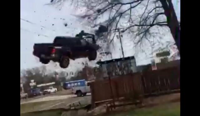 Facebook: Impactante instante en que una camioneta sale volando tras persecución | VIDEO