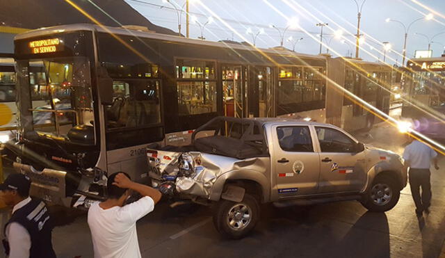 Metropolitano: accidente entre bus del corredor y camioneta provoca intenso tráfico