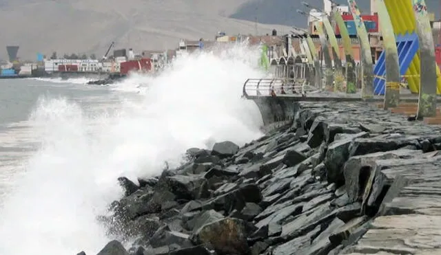 Fuerte oleaje golpea zona costera de Chimbote y causa zozobra en más de 300 familias