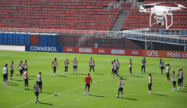 Previo al partido contra Brasil, Perú fue espiado por un drone en el estadio Pacaembú de Sao Paulo. | Foto: AFP