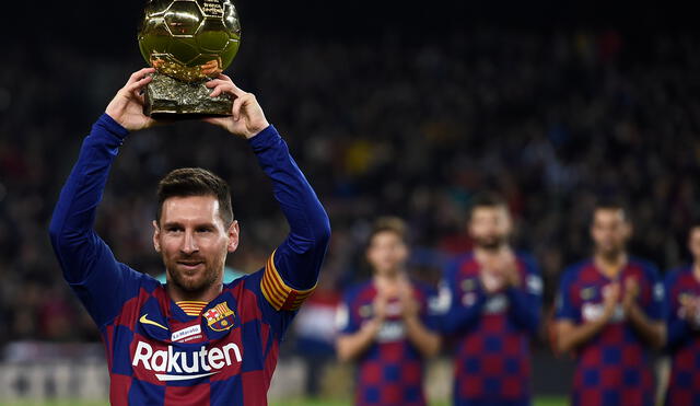 Messi presentó su más reciente premio y Barcelona ganó con un hat-trick suyo. Foto: AFP.