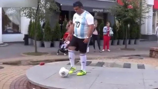 Maradona furioso con un imitador suyo en Bielorrusia [VIDEO]