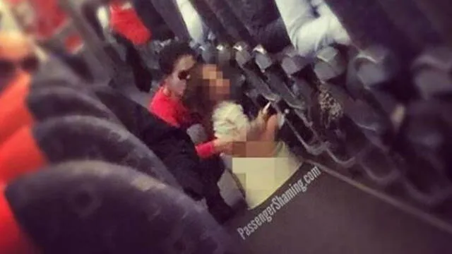 Madre desata polémica al permitir que su hijo utilice orinal en medio del pasillo de un avión