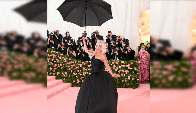 Lady Gaga se desviste en la alfombra rosa del MET Gala 2019 [VIDEO]