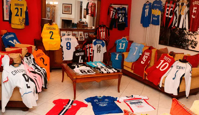 El paraguayo Víctor Hugo Mareco cambia la camiseta de Verón, Ronaldinho, Totti, Baggio y Créspo por comida o dinero para ayudar a los más necesitados en medio de la pandemia.