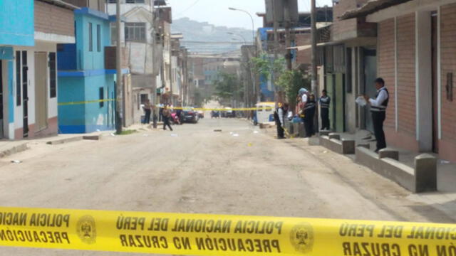Al menos 14 casquillos de bala fueron encontradas en la escena del crimen, la cuadra 5 de la calle César Vallejo. (Foto: Joel Robles / La República)