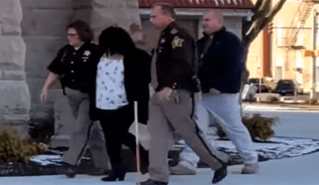 Madre fue arrestada luego que golpeara a mujer que atropelló y mató a sus tres hijos [VIDEO] 
