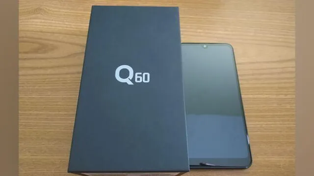 LG Q60 viene en una caja de color negro.