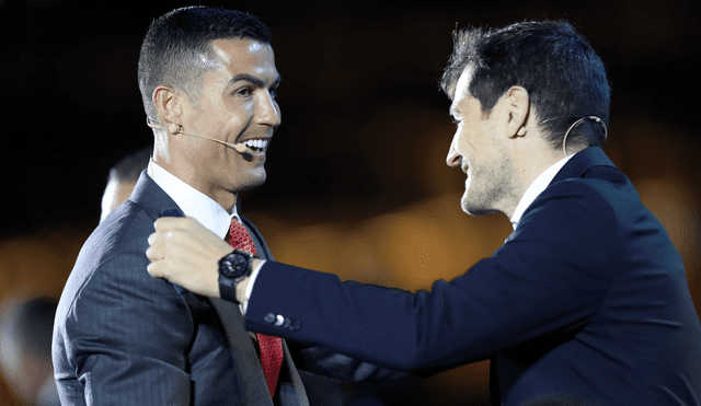 Cristiano Ronaldo se reencontró con Iker Casillas. El exportero del Real Madrid fue condecorado con un reconocimiento especial. Foto: EFE/ALI HAIDER.