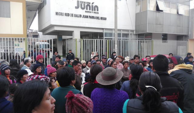 Huancayo: vecinos del AAHH. Juan Parra del Riego realizan plantón en micro red de su jurisdicción