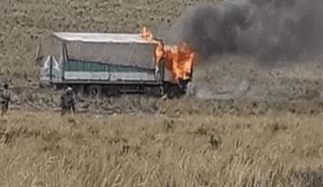 Policías bolivianos quemaron dos camiones peruanos en la frontera 