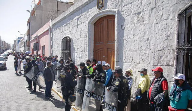 Policía resguarda la zona a fin de evitar desmanes. Foto: Rodrigo Talavera/ La República