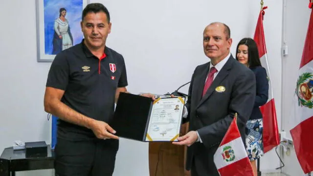 Daniel Ahmed recibió su Título de Nacionalidad Peruana por parte de Migraciones