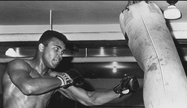 El 28 de abril de 1967 en Houston, Texas, Muhammad Alí se negó a ser reclutado para ir a Vietnam y le quitaron su licencia de boxeador.