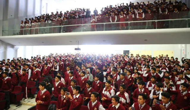 Junín: Unchupaico recibió el repudio de los estudiantes del Santa Isabel [VIDEO]