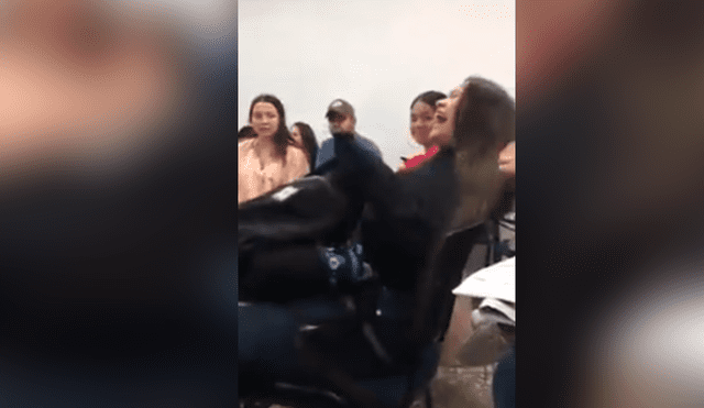 Facebook viral: chica sufre ‘ataque de risa’ en plena clase y su amiga hace algo insólito para calmarla