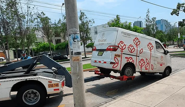 San Valentín: auto repartidor de rosas se estaciona en zona prohibida y grúa se lo lleva  