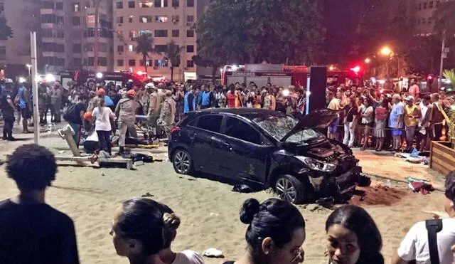 Auto arrolla a una multitud y deja 15 heridos 
