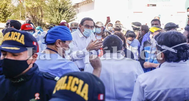 Presidente Martín Vizcarra fue recibido en medio de protestas de familiares y trabajadores de Hospital Honorio Delgado de Arequipa.
