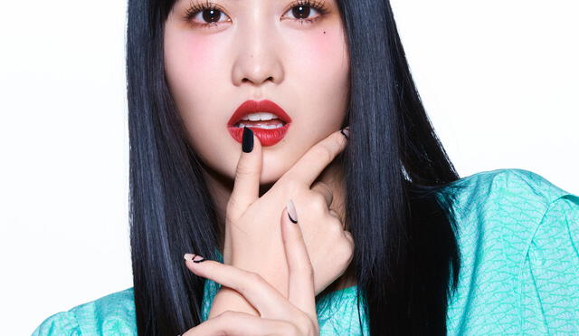 La rapera, vocalista y bailarina de TWICE, Momo fotografiada para la edición de mayo 2020 de la revista Allure.