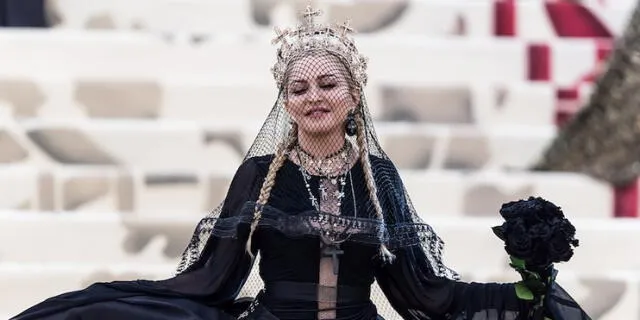 Madonna ofende a musulmanes al utilizar burka en aeropuerto [FOTO]