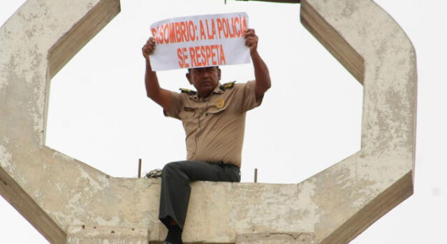 Chiclayo: policía se subió a campanario de iglesia para protestar contra el Ministerio del Interior [VIDEO]