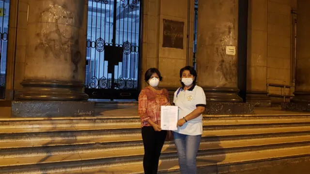 Ketty Solier Gonzáles y Mónica Alarcón Antezana piden mejores condiciones laborales para todo el personal que trabaja en el hospital Loayza. (Foto: GLR - URPI)