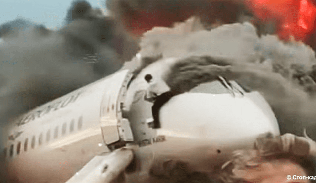 Rusia: copiloto del avión incendiado en Moscú regresó para salvar pasajeros [VIDEO]