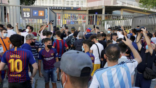 Los hinchas del Barcelona protestan desde este martes en las afueras del Camp Nou. Foto: Pep Morata/Mundo Deportivo.