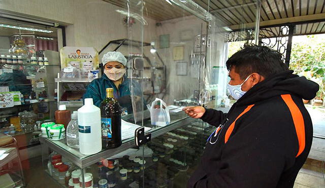 Un hombre que compra dióxido de cloro en una farmacia en Cochabamba (Bolivia). Foto: EFE